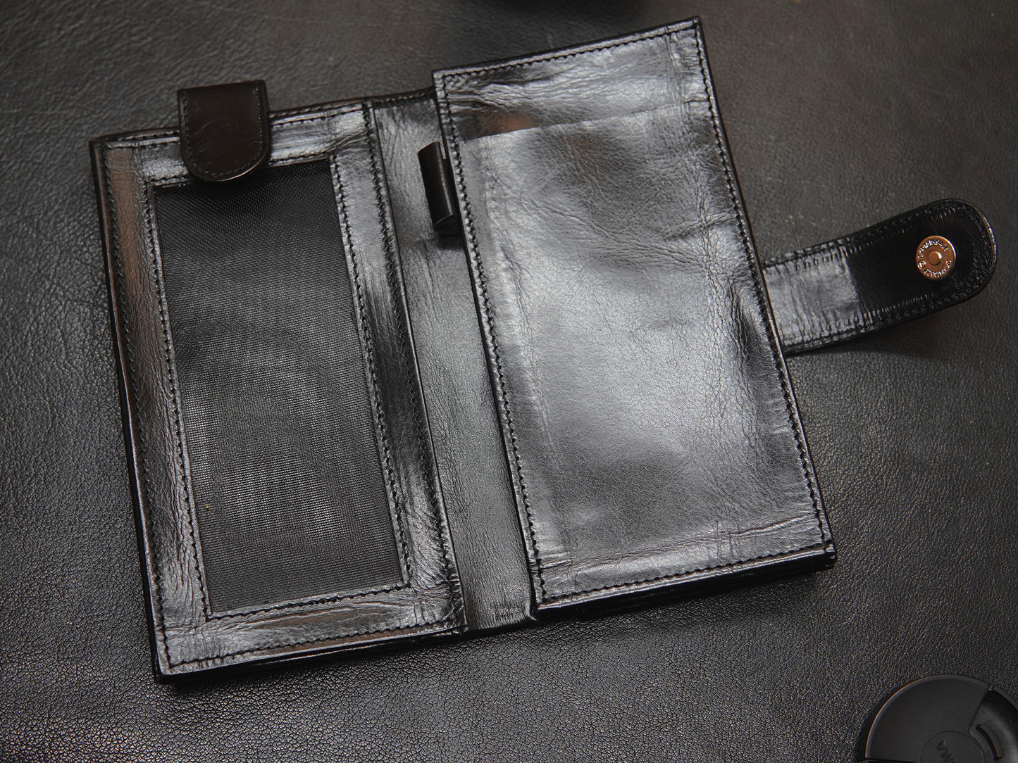 Pemiun black leather pouch for mens and women