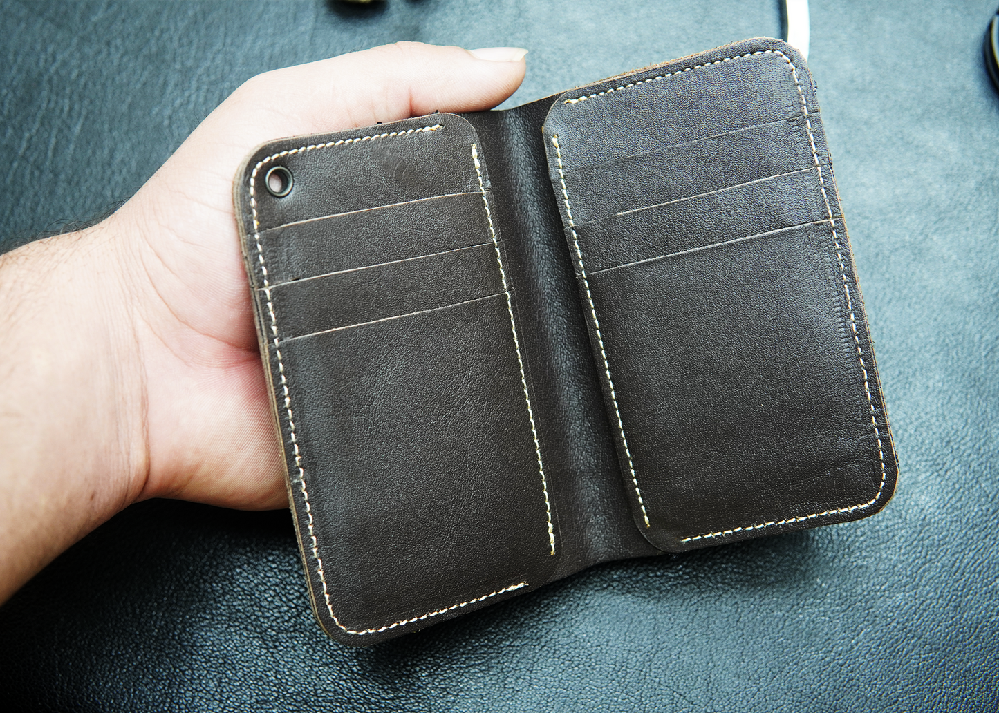 Men’s leather wallet with dedicated card slots and a cash compartment