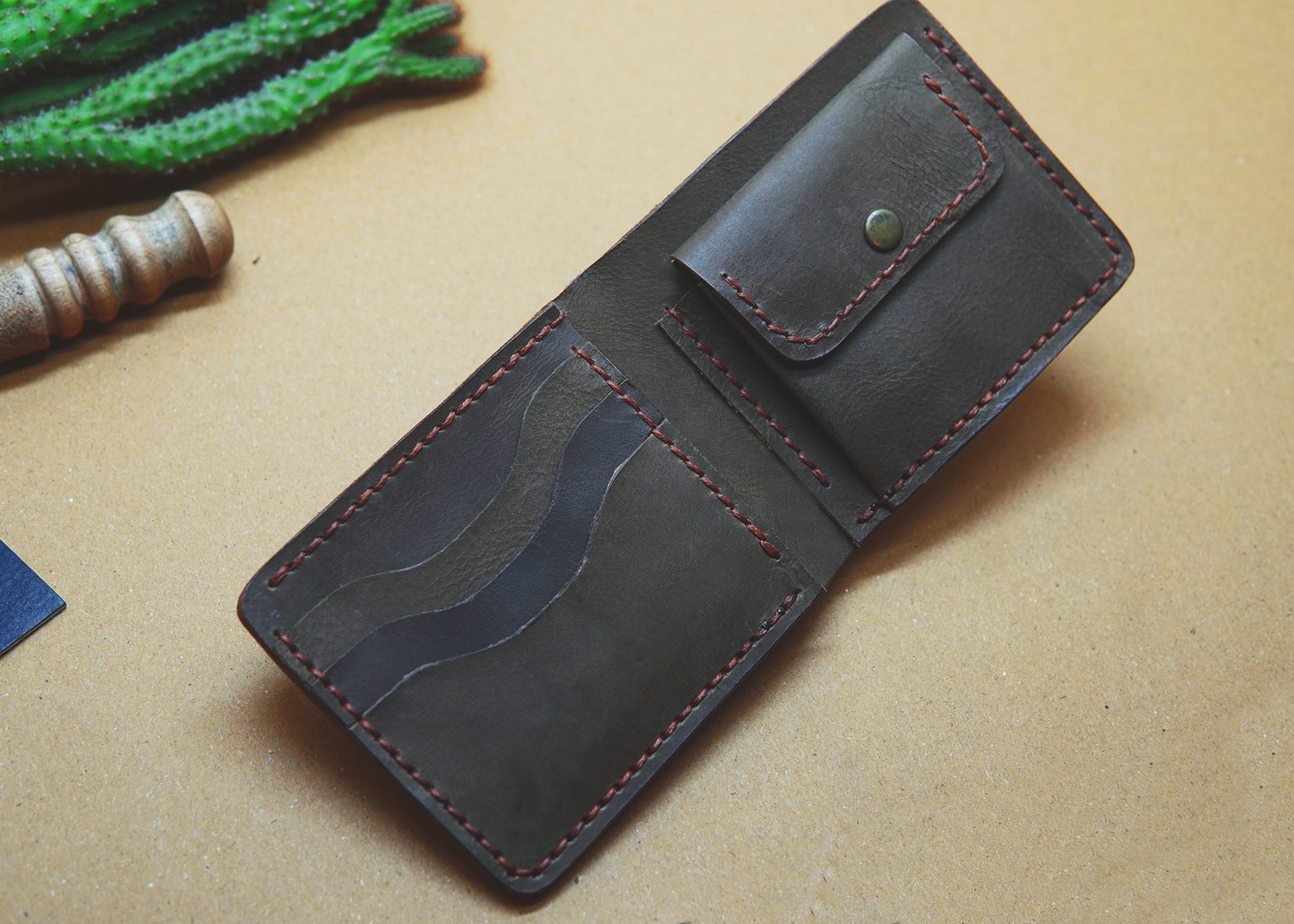 Elegant menβs leather wallet with a sleek and modern look