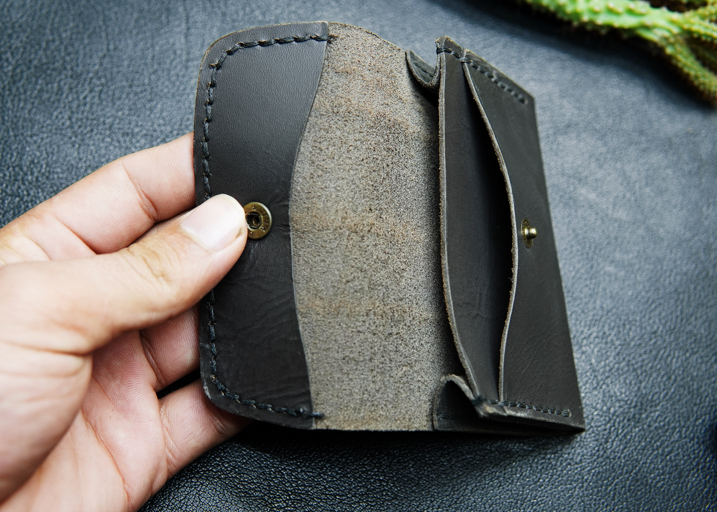 Handmade slim leather wallet for men in Pakistan.