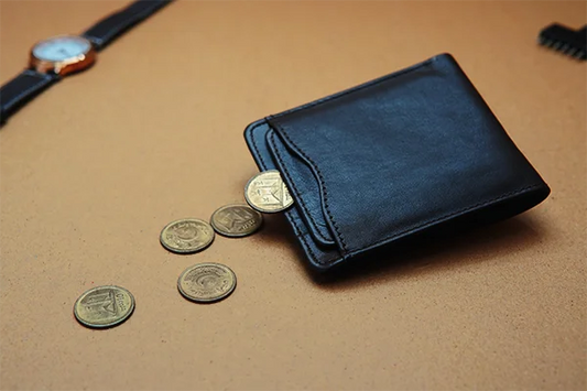 Dark brown leather wallet for men – classic and elegant design.