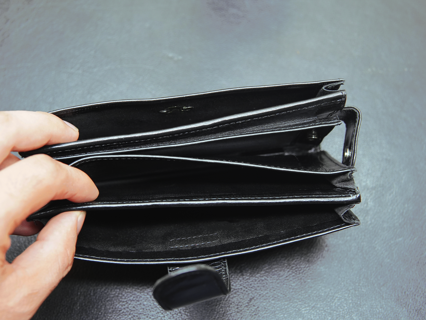 Black wallet for men and women with multiple compartment