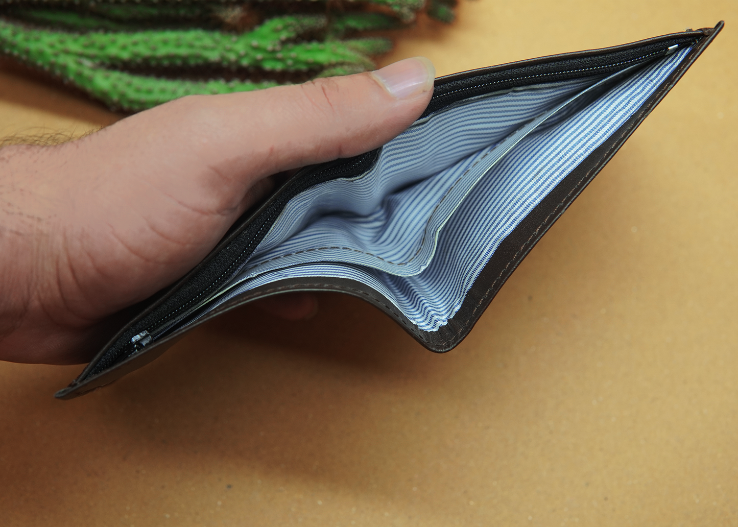 Luxury men’s wallet – durable, sophisticated, and functional.