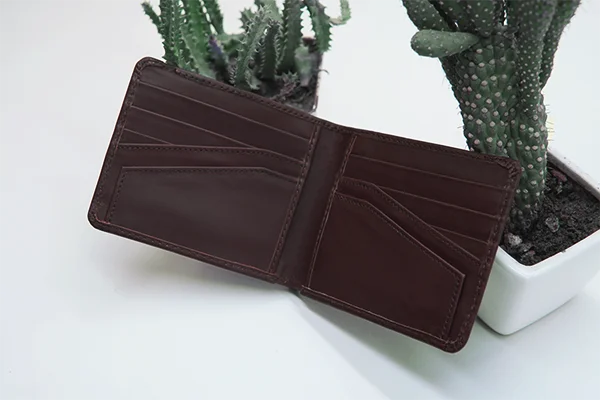 Men’s wallet with 10 card slots and 2 cash compartments for organized storage.