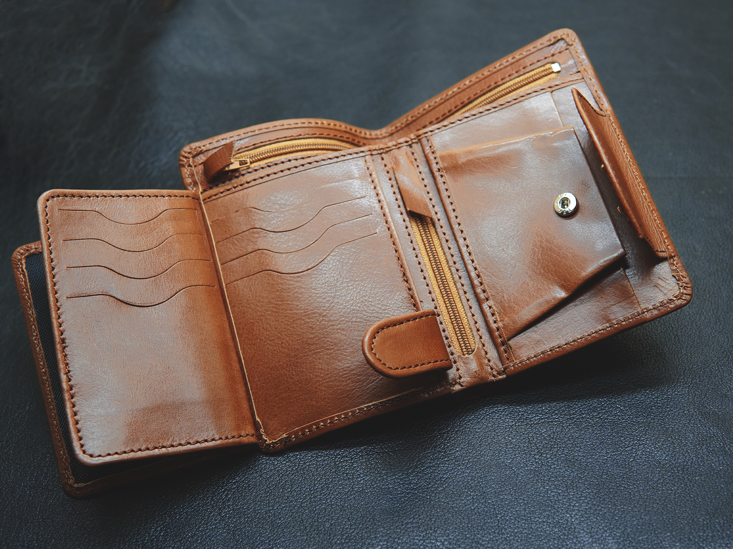 BOVIDAS CoreFold wallet open view – showing 4+4 card slots
