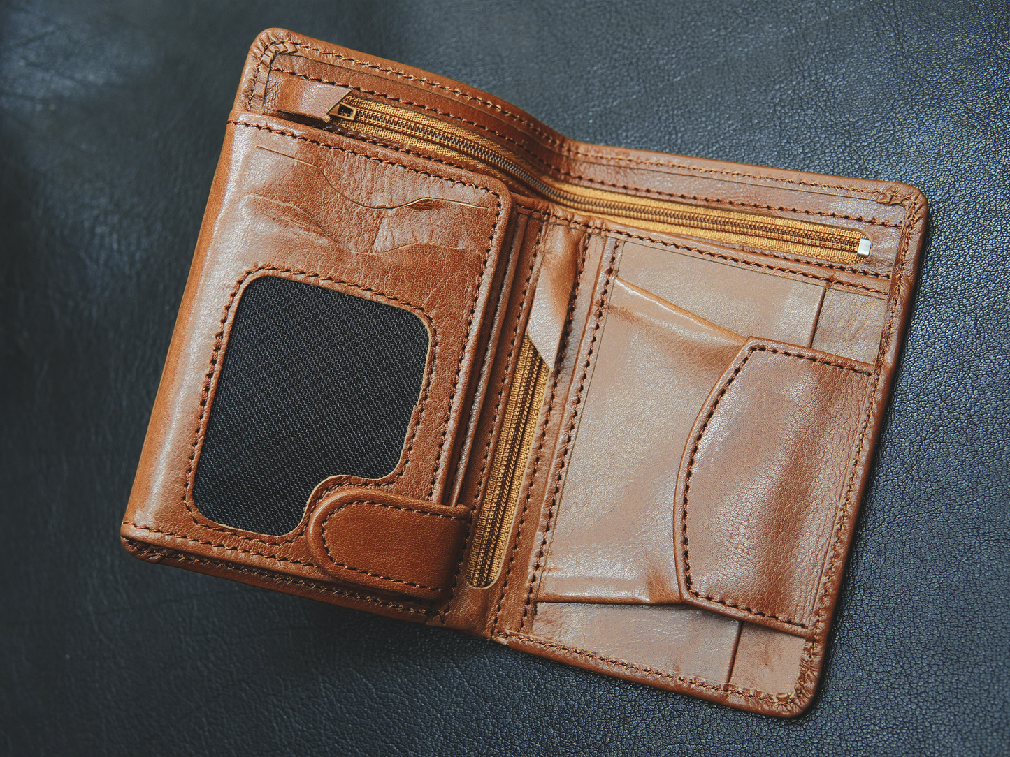BOVIDAS CoreFold wallet open view – showing 1 card slots, 1 ID windows, small zip and 1 button slot"
