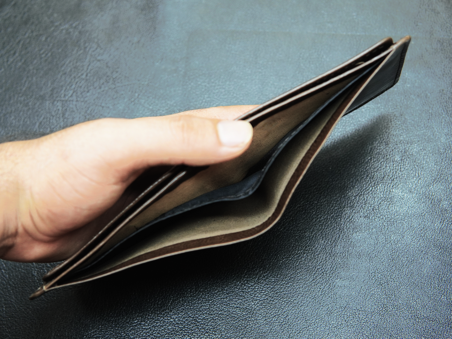 Full-length cash compartment in FoldClassic wallet for flat bills and receipts
