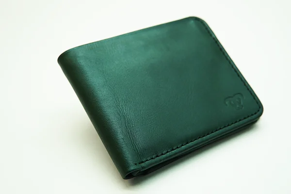 Green leather wallet for men – stylish and modern design
