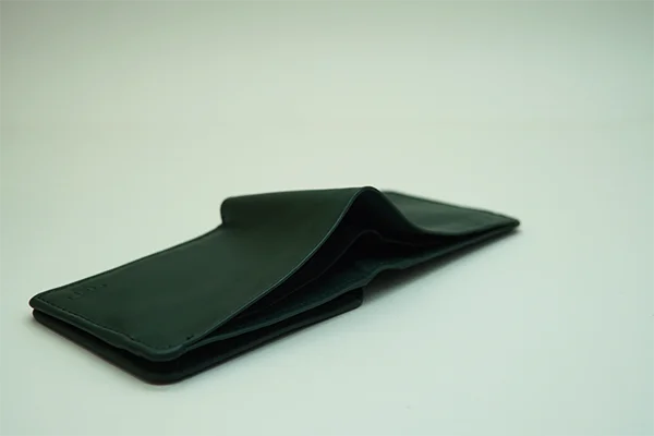 Slim and elegant green leather wallet in Pakistan – perfect for everyday use