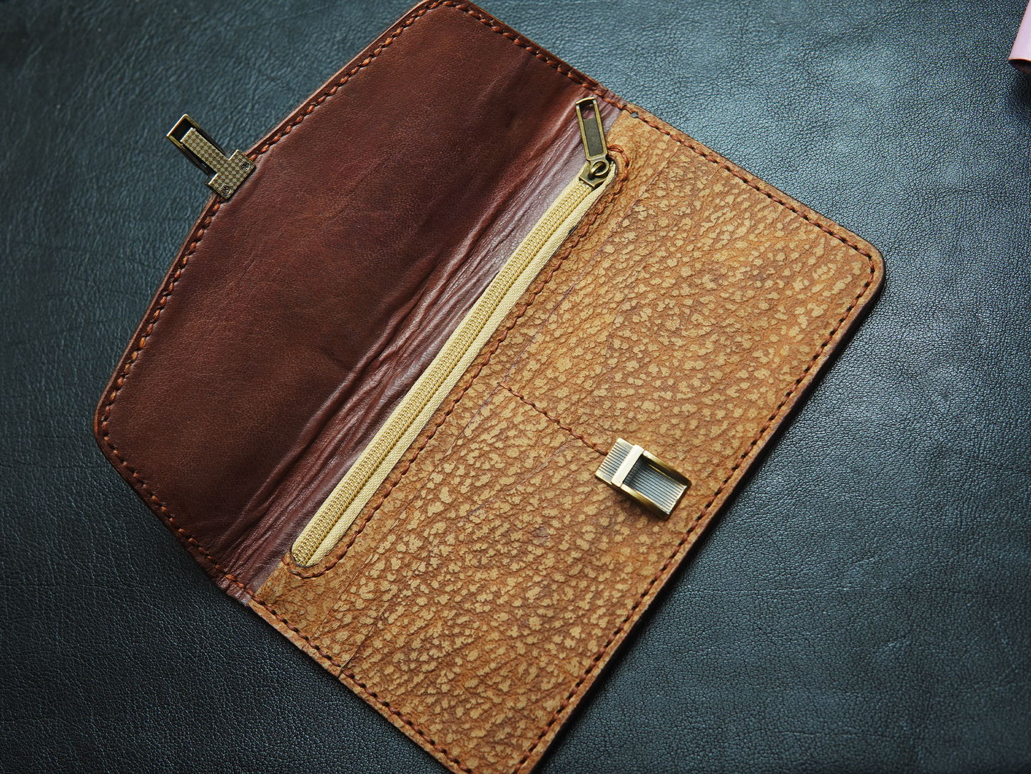 Close-up of Bovidas Luna magnetic flap closure – stylish and secure design feature