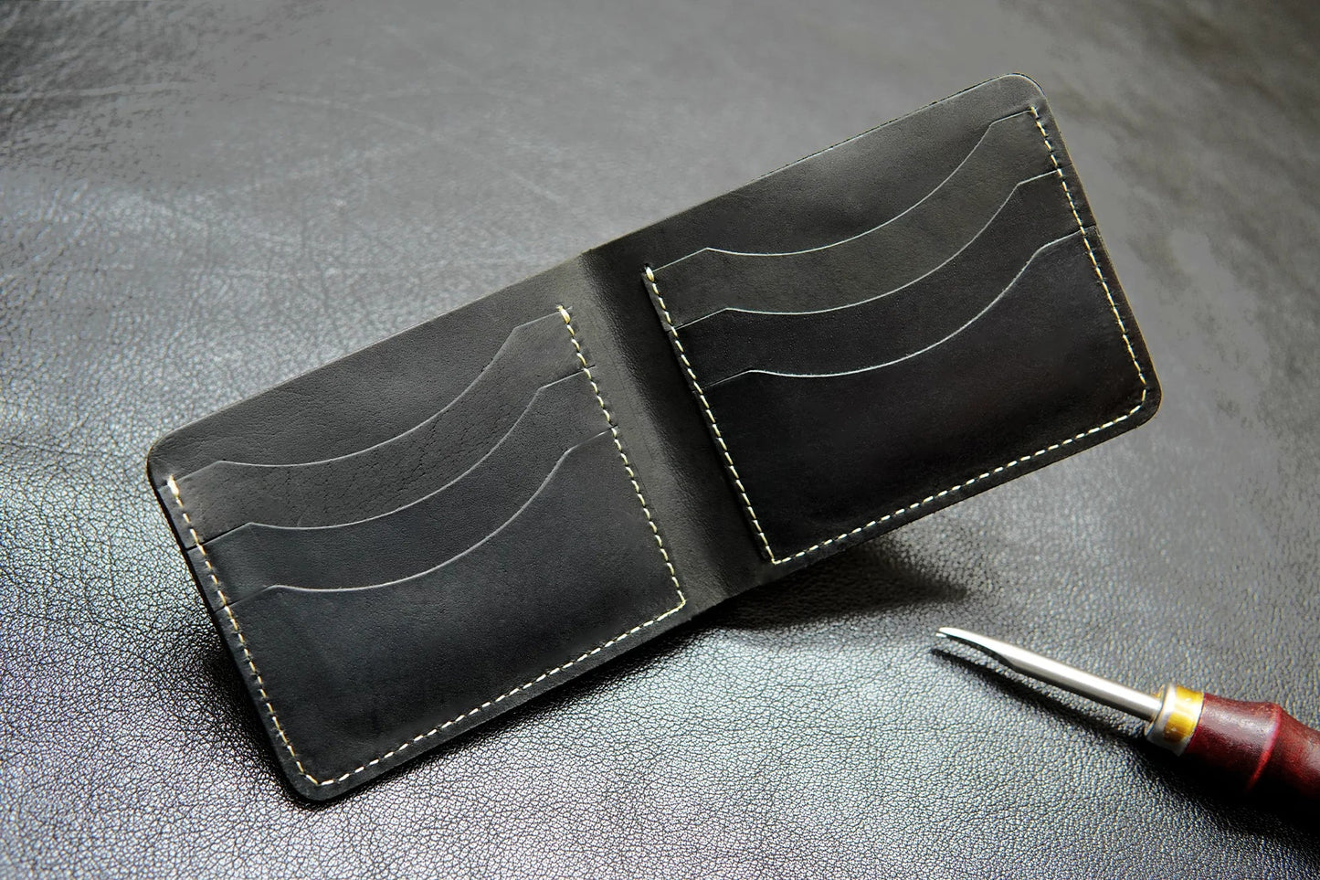 Mens wallet with 6 card slots and 2 cash compartments – spacious and functional.