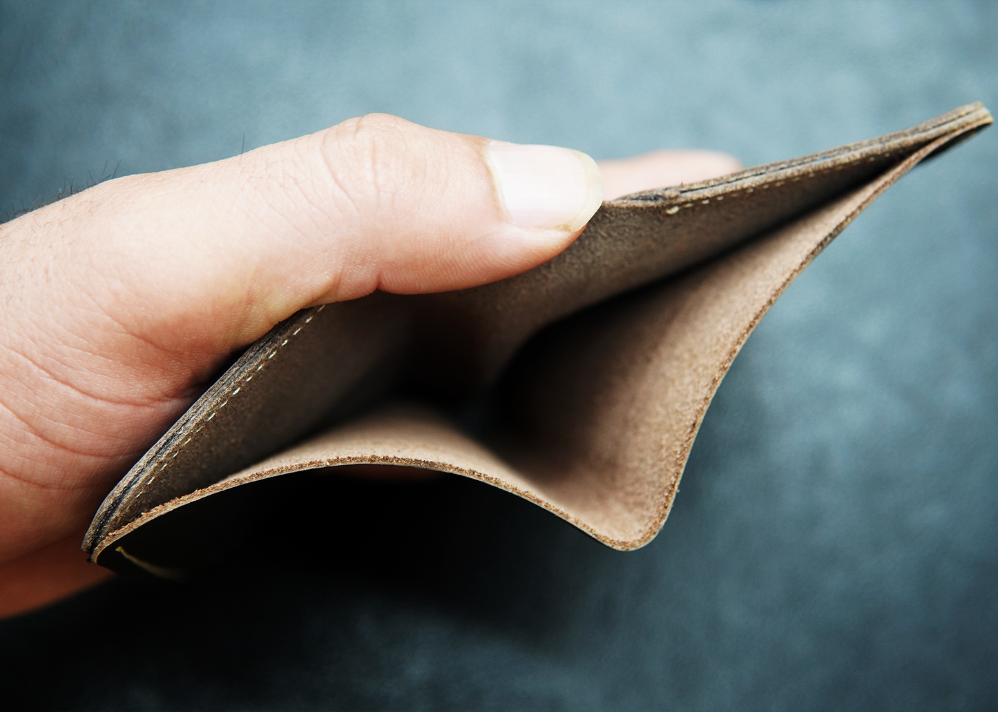 Men’s leather wallet with dedicated card slots and a cash compartment.