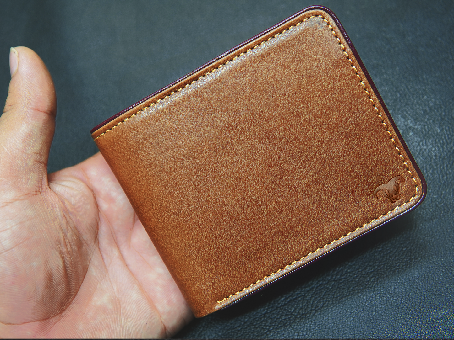 Brown biifold leather wallet – slim, minimal, and stylish"