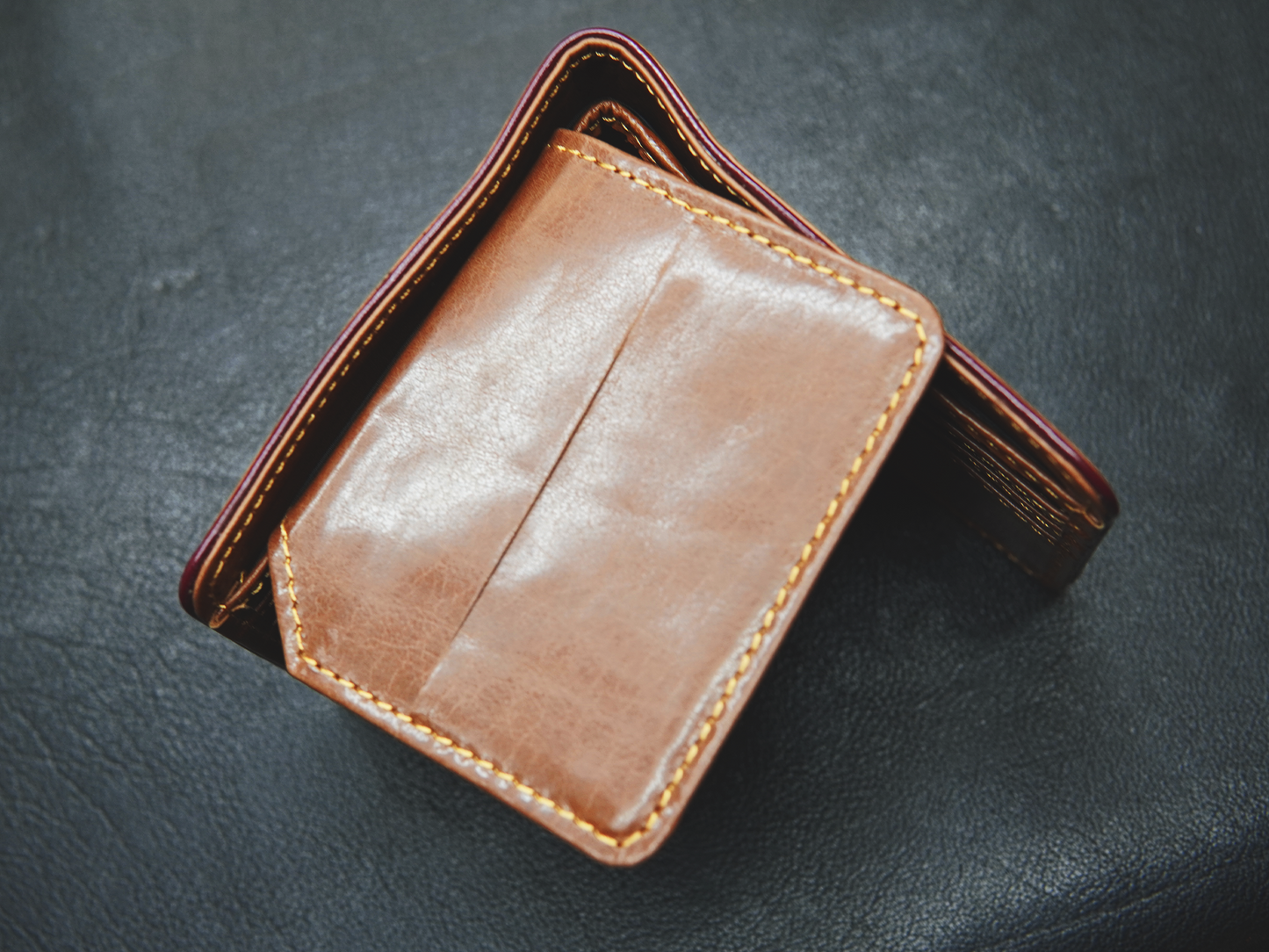 Detailed view of inside pocket stitching – precise and durable for daily use