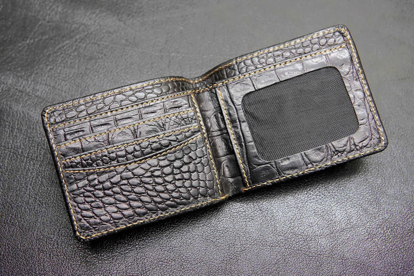 Mens wallet with 6 card slots, 1 ID compartment, and 2 cash compartments – spacious and functional.