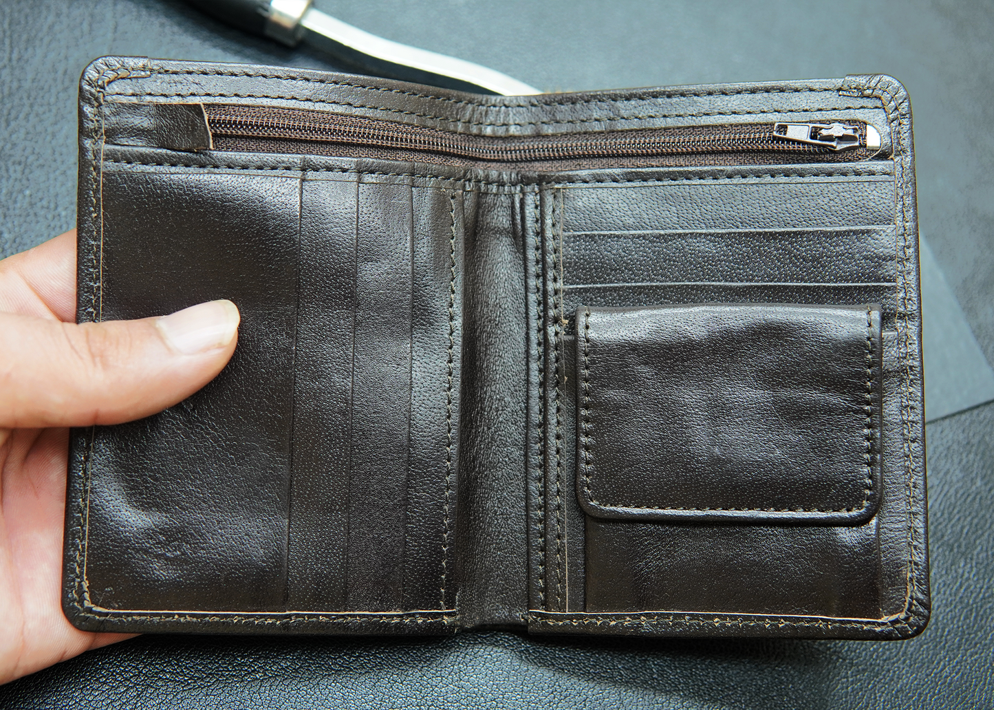 Elegant handmade leather wallet in Pakistan for daily use

