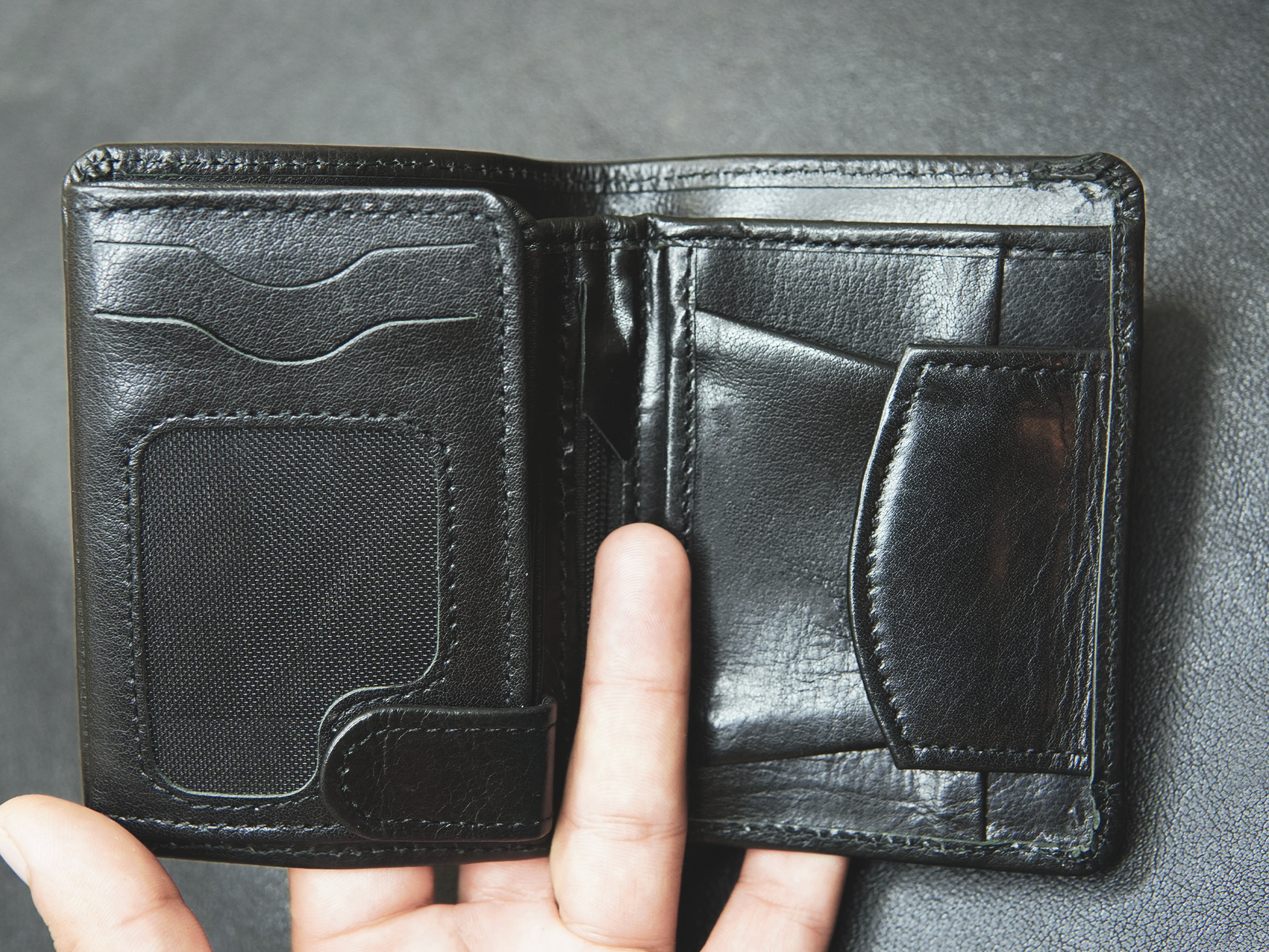 Bovisdas Premium black leather wallet for men