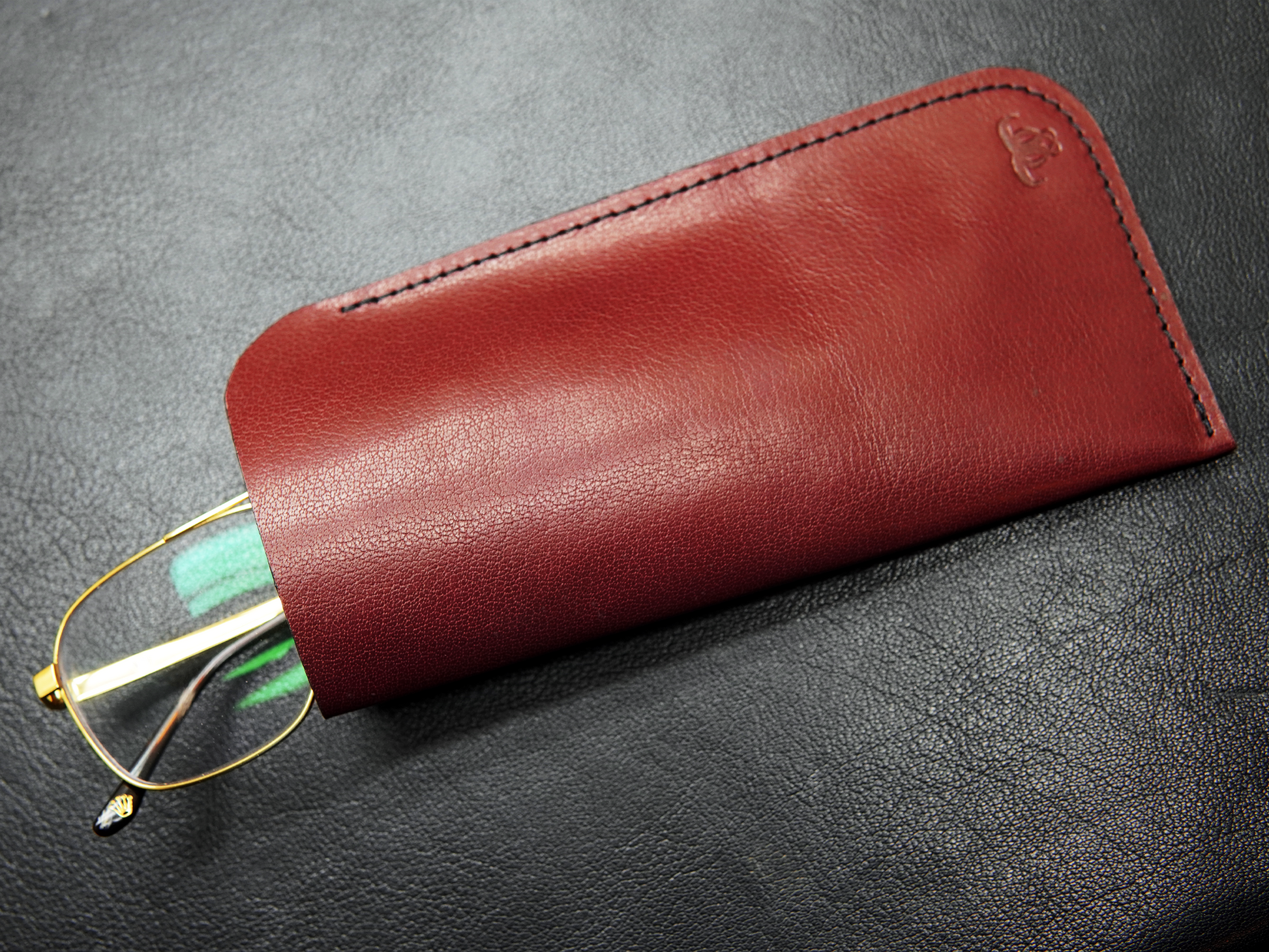 Elegant red eyewear pouch slim and stylish design