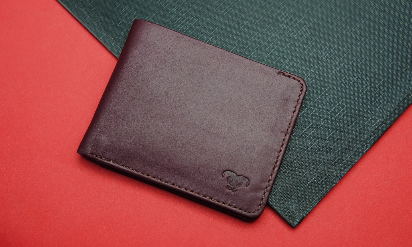 Chocolate brown leather wallet for men – elegant and stylish.