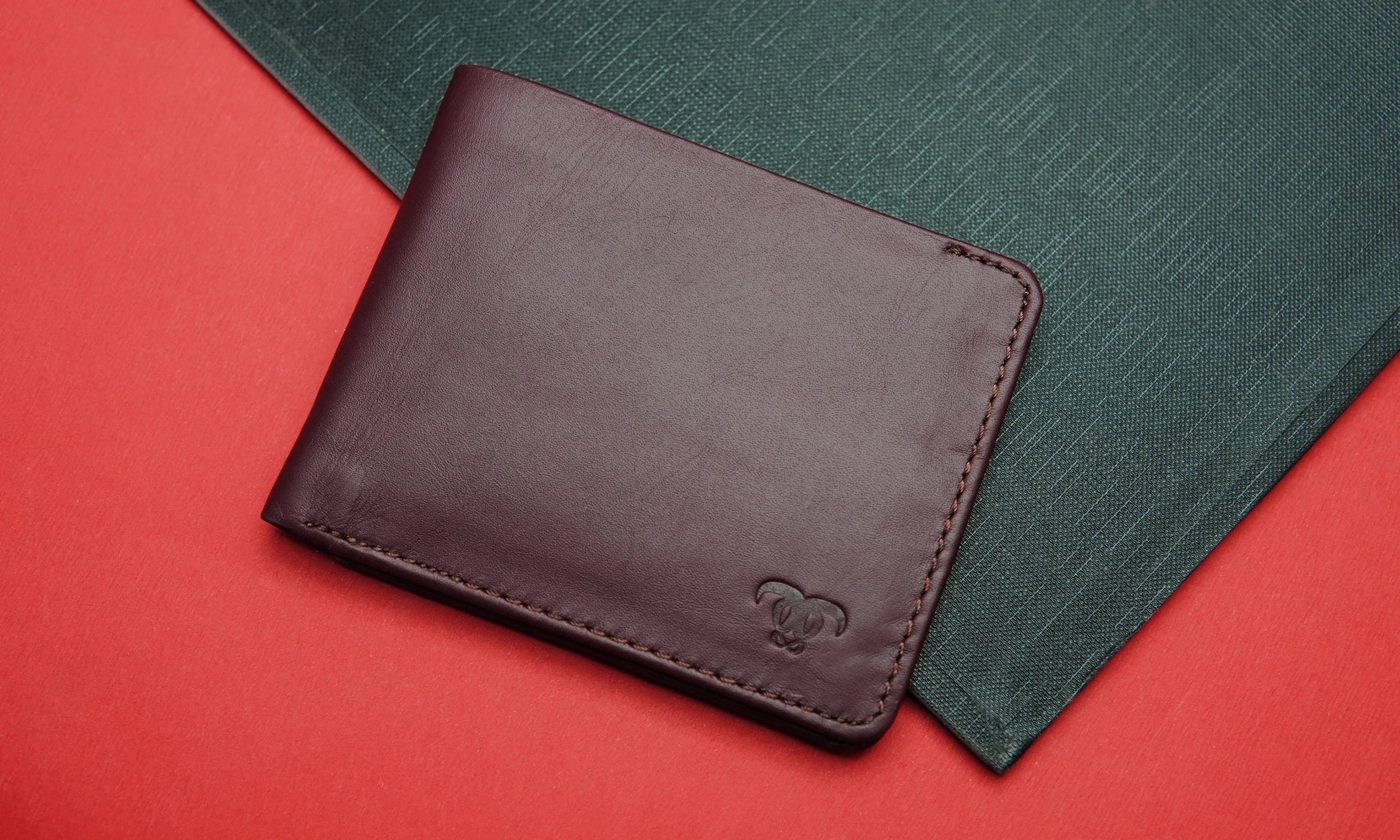 Chocolate brown leather wallet for men – elegant and stylish.