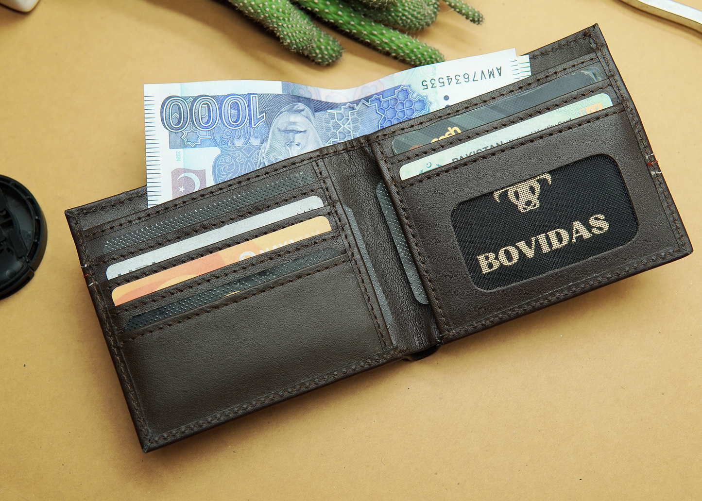 Wallet with 7 card slots and 2 cash compartments – spacious and stylish