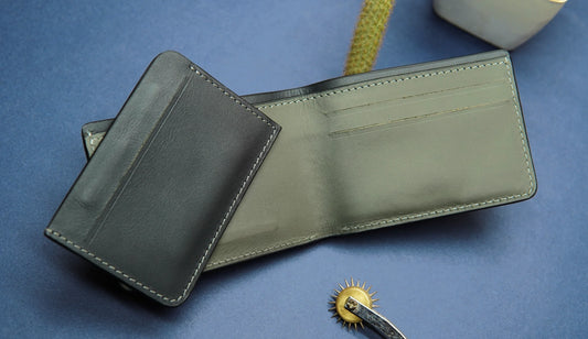 Men’s wallet with 2 card slots, 1 cash compartment, and a magnetic cardholder.

