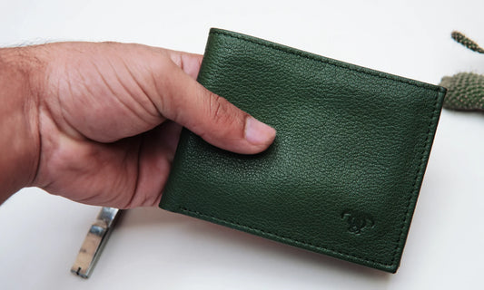 Green leather wallet for men – stylish and minimalist design.

