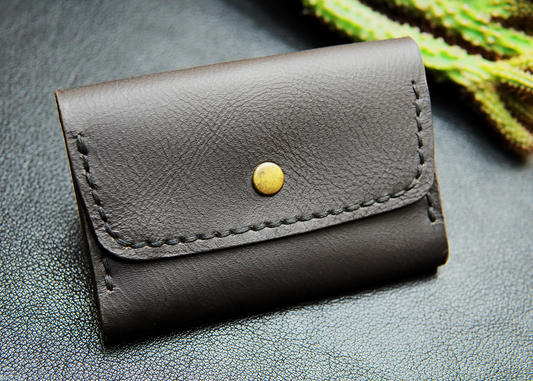 Compact and durable men's wallet with cash storage.

