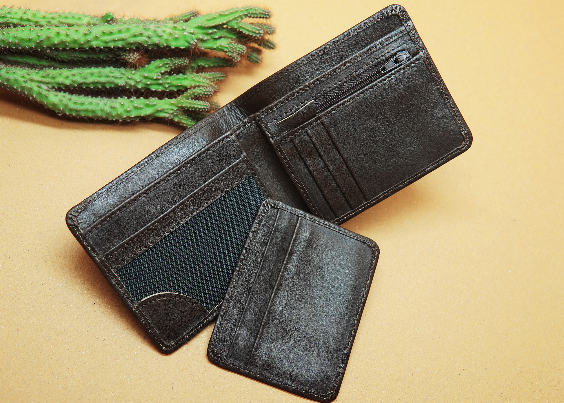 Mens wallet with 5 card slots, 1 ID compartment, 2 cash compartments, and a front card holder – functional and stylish.