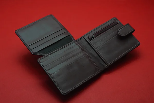 Mens wallet with 10 card slots, 1 ID compartment, and 2 cash compartments – spacious and practical.