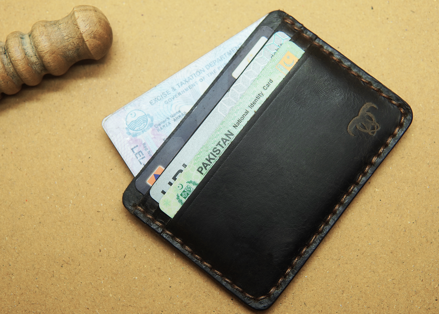 Best men's leather card holder with a sleek and modern design.

