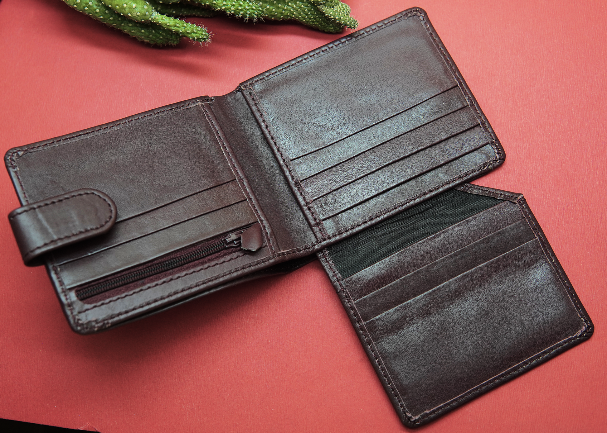Mens wallet with 10 card slots, 1 ID compartment, and 2 cash compartments – spacious and practical.