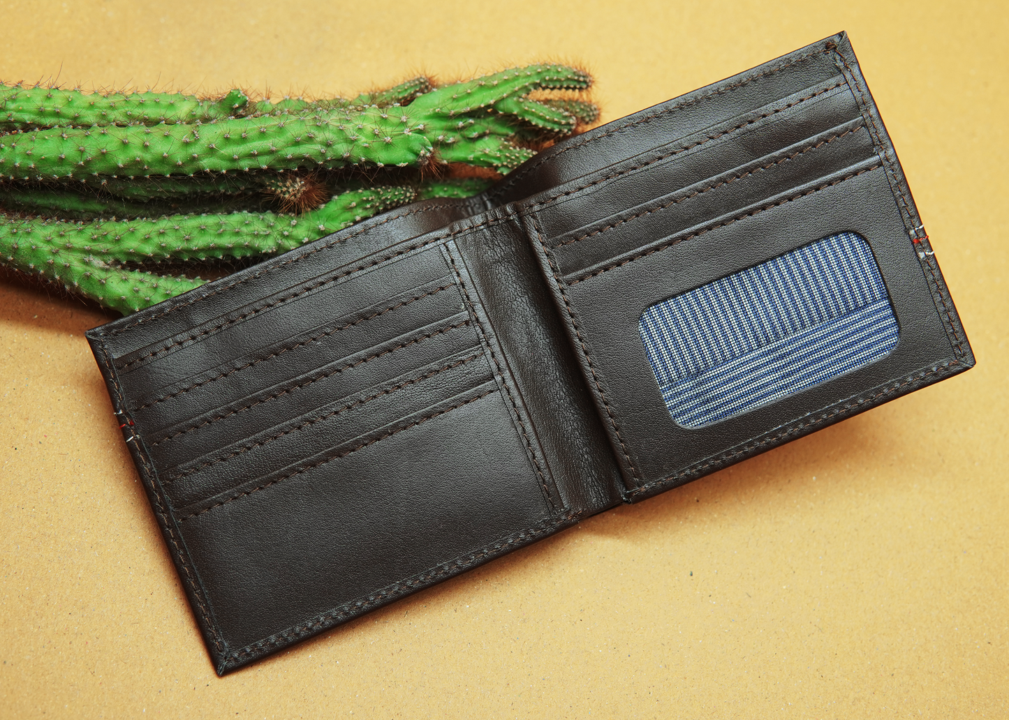 Men’s wallet with 7 card slots and 2 cash compartments for organized storag