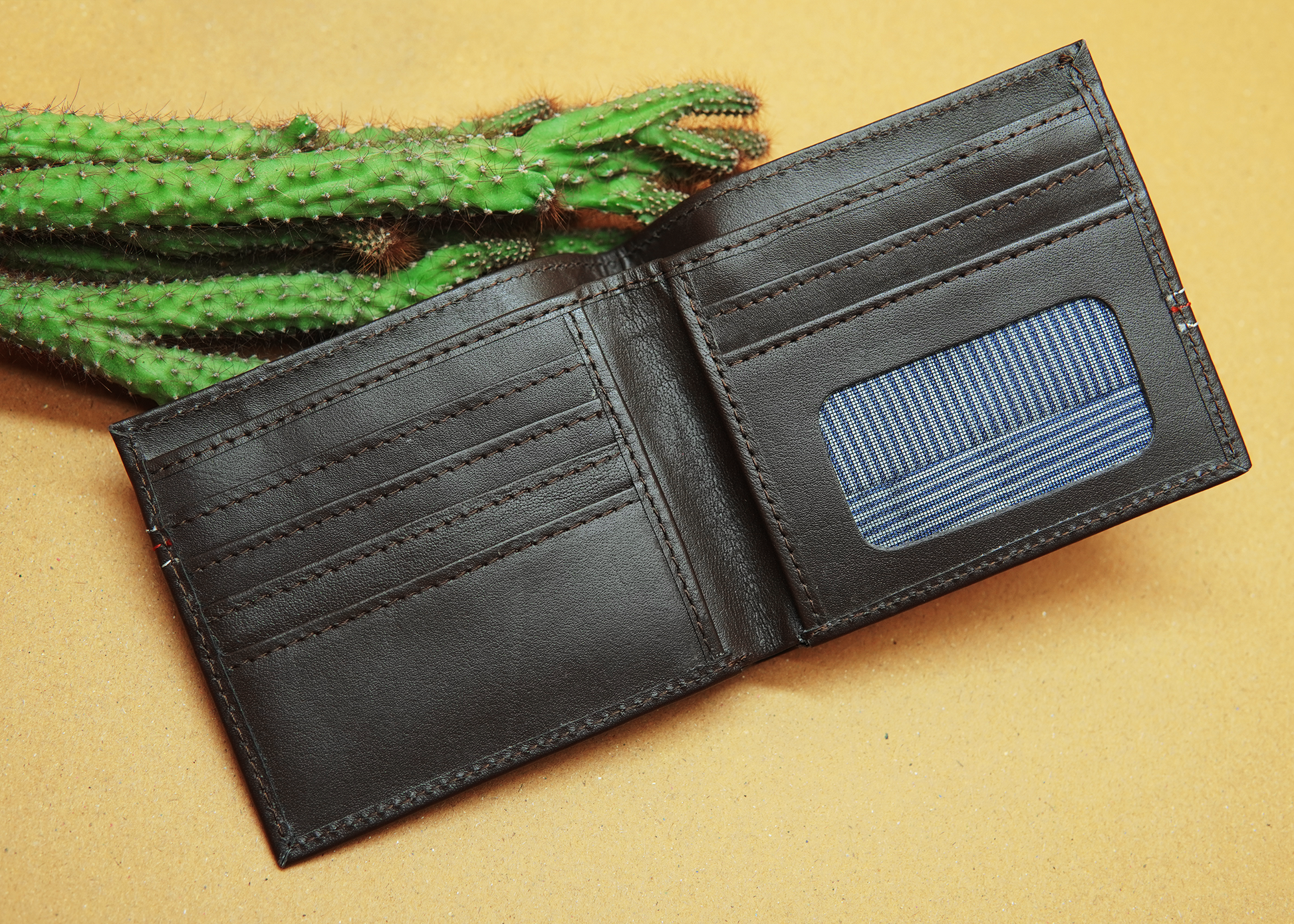 Men’s wallet with 7 card slots and 2 cash compartments for organized storag