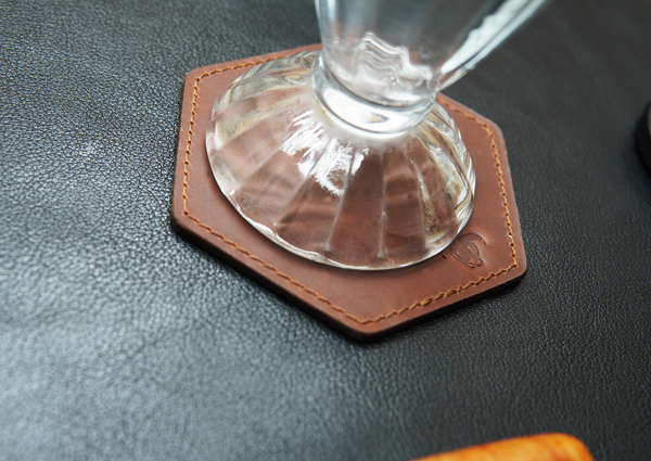 Compact and modern six-corner glass pad for daily use.