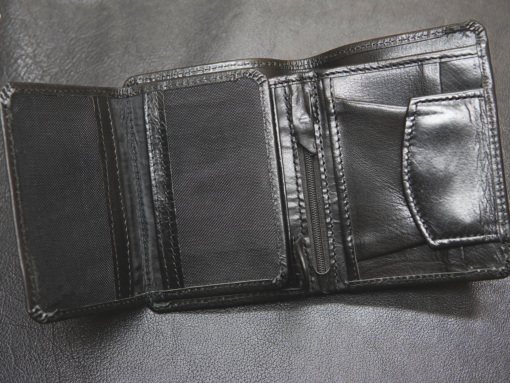 Bovidas black leather wallet for men
