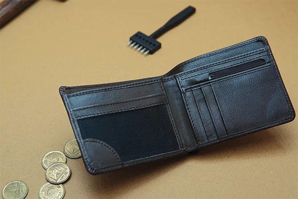 Mens wallet with 5 card slots, 1 ID compartment, 2 cash compartments, and a front card holder – functional and stylish.