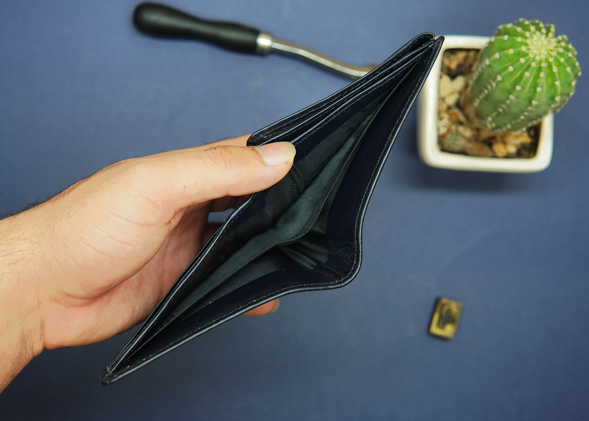Luxury wallet for men in Pakistan – sleek design with multiple cash compartments for everyday essentials.