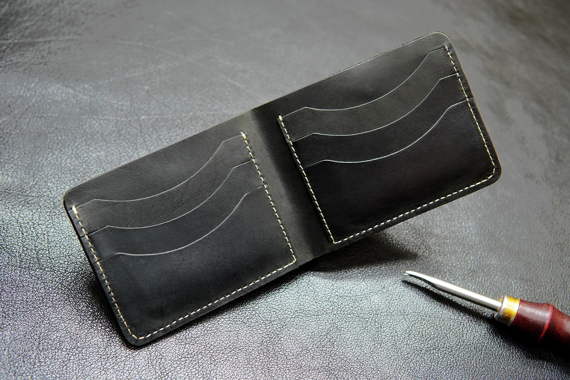 Mens wallet with 6 card slots and 2 cash compartments – spacious and functional.
