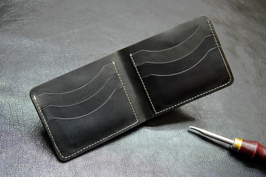 Mens wallet with 6 card slots and 2 cash compartments – spacious and functional.
