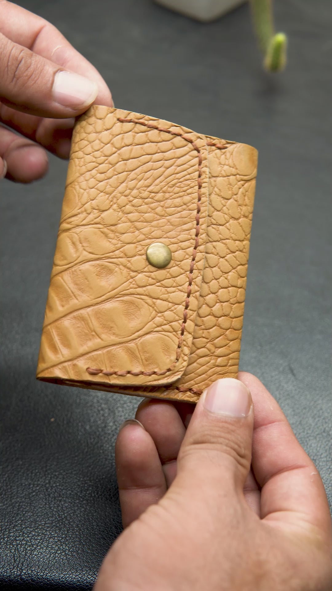 Video showing the detail of Crocodile texture handmade leather wallet
