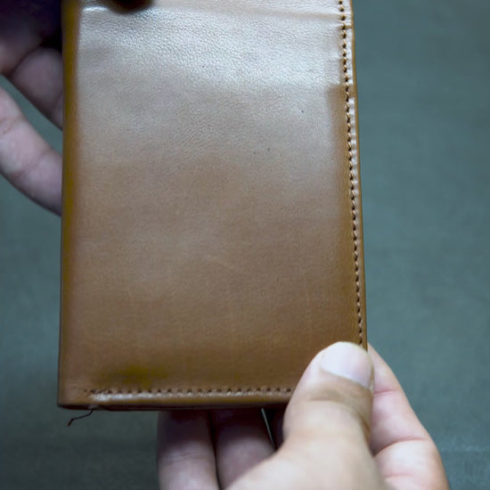 Video showcasing BOVIDAS CoreFold leather wallet – card slots, ID windows, coin pocket, and zip compartments in use