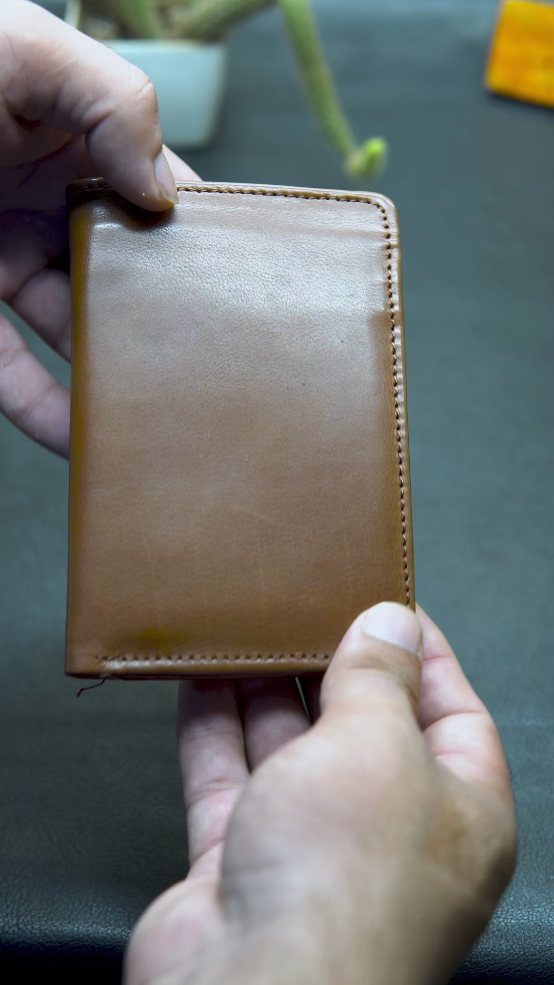 Video showcasing BOVIDAS CoreFold leather wallet – card slots, ID windows, coin pocket, and zip compartments in use
