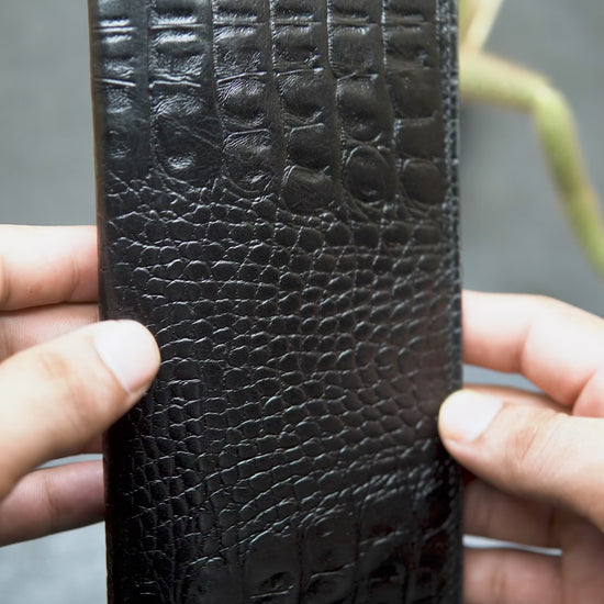 video showing the black crocodile texture leather wallet