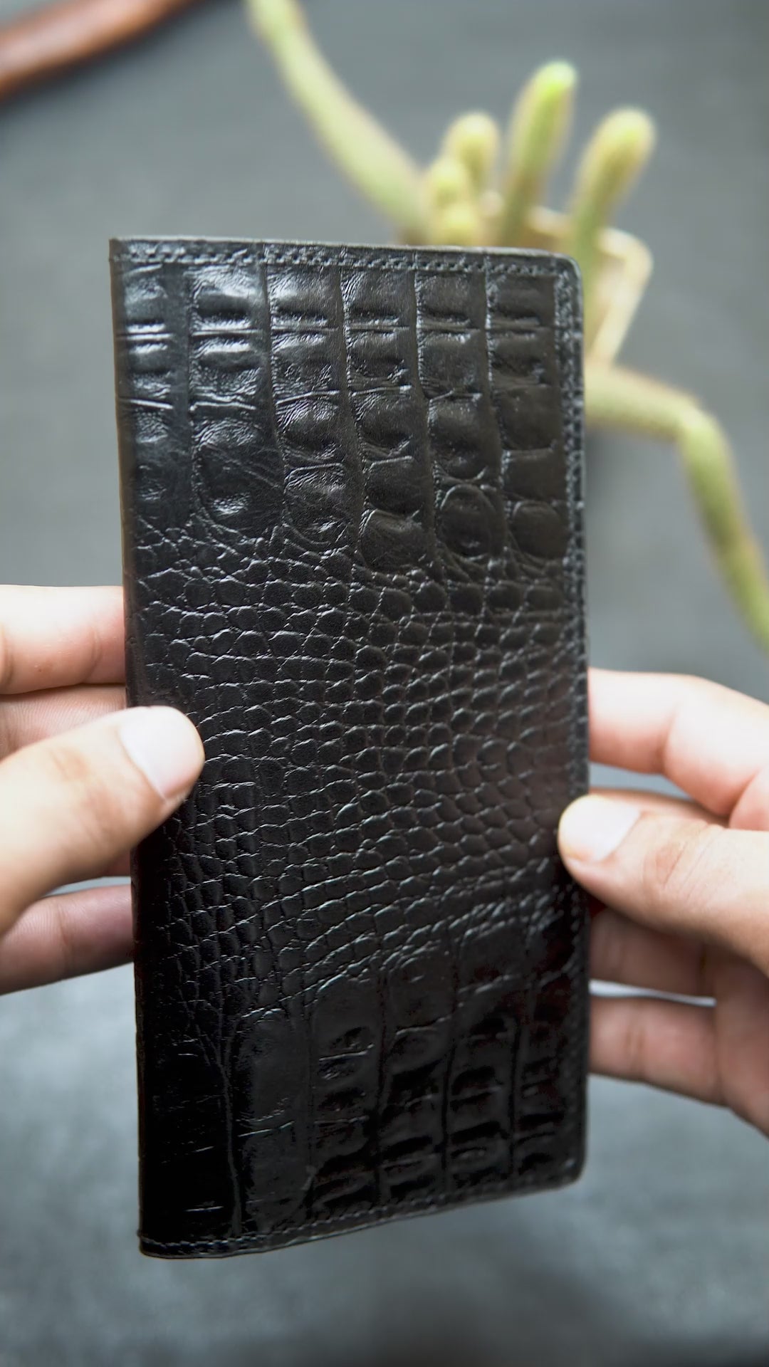 video showing the black crocodile texture leather wallet