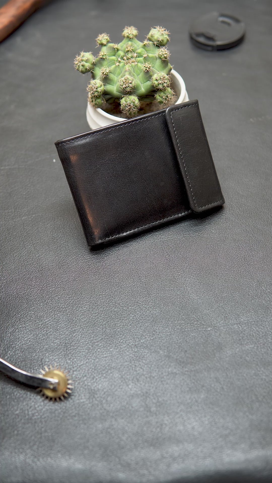 Classic Button wallet