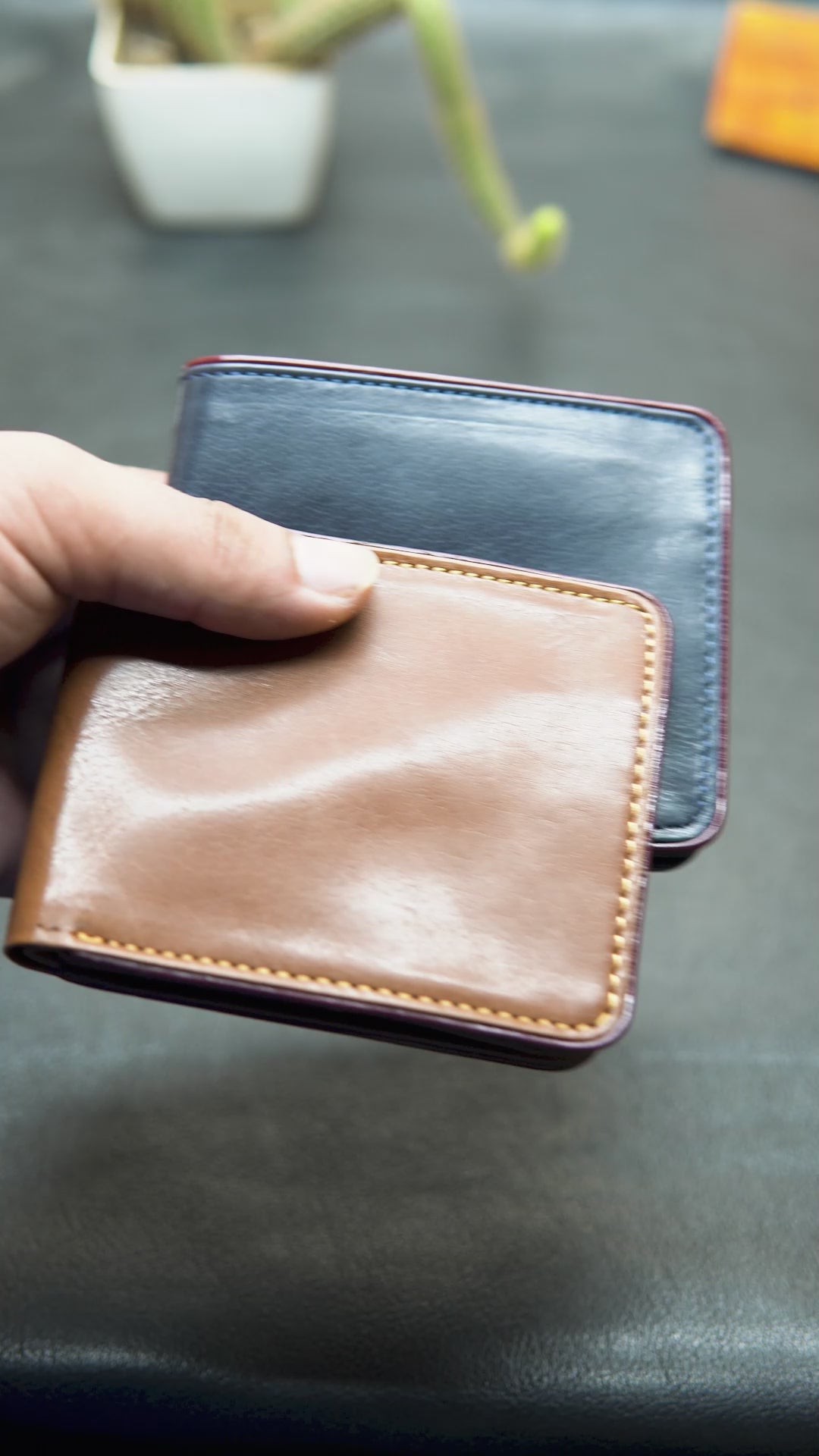 "Video showing BOVIDAS Velario Classic leather wallet – 6 card slots, dual cash compartments, and photo slot in use"