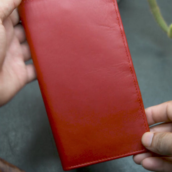 Video showing the detail view Red Bifold leather wallet