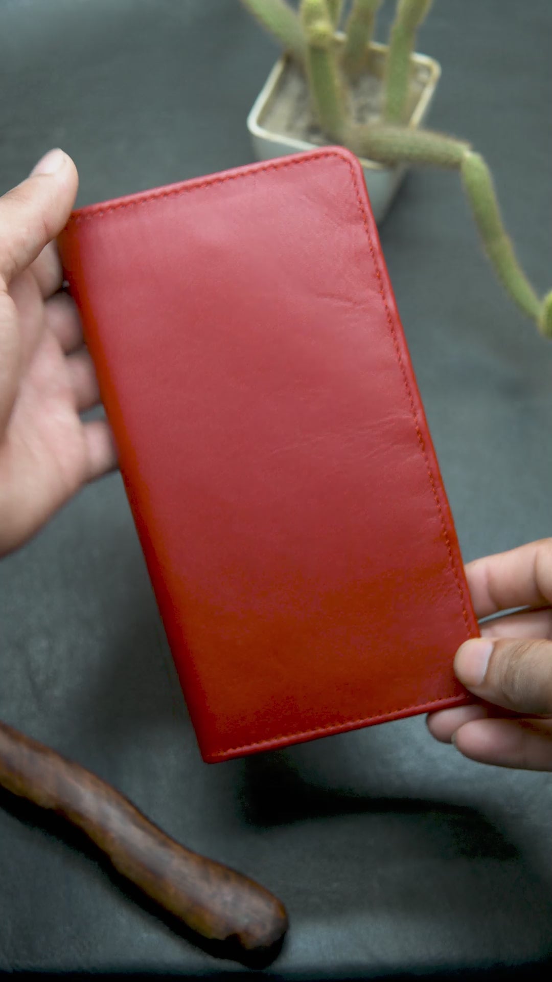 Video showing the detail view Red Bifold leather wallet