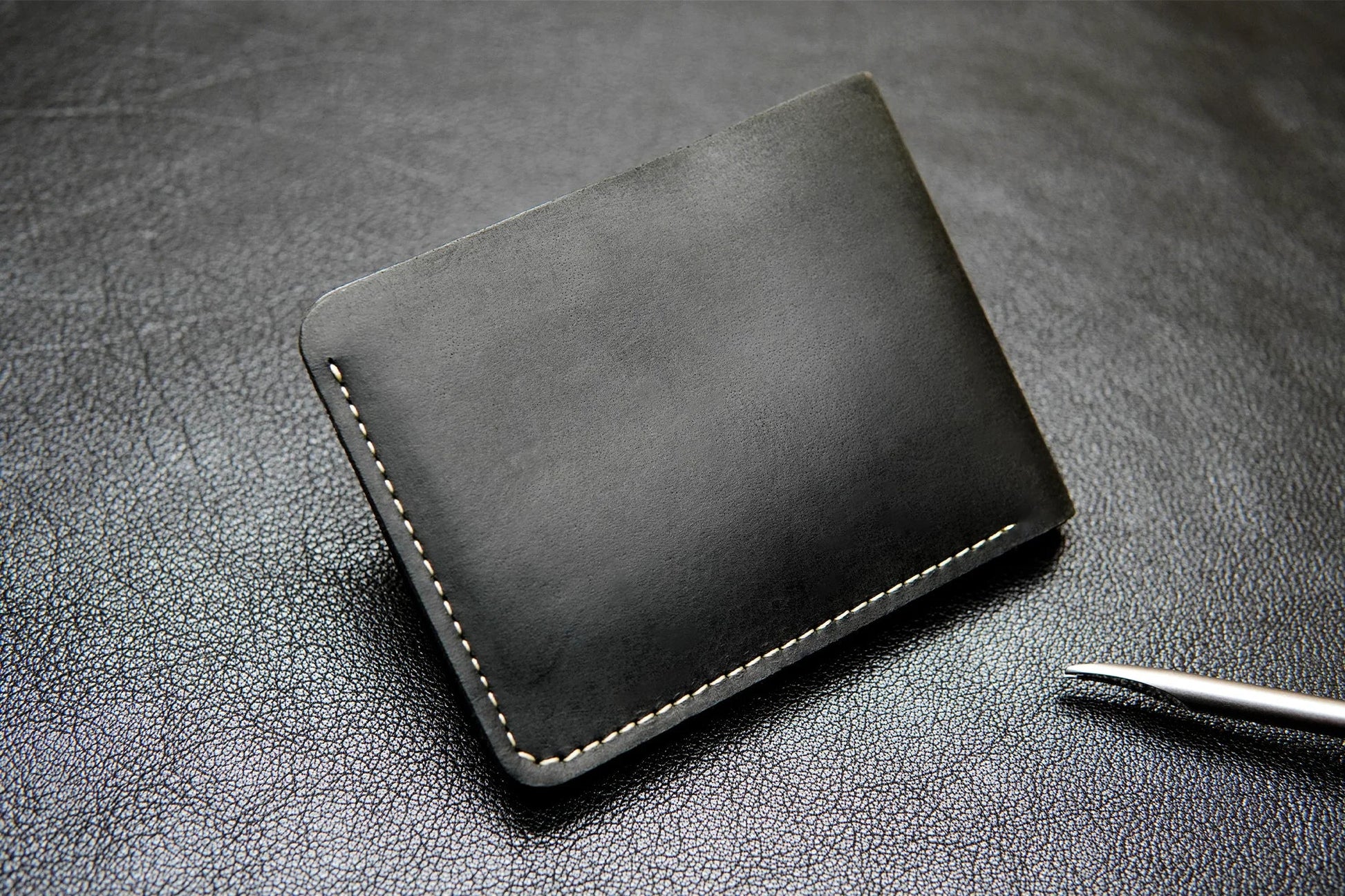 Black leather wallet for men – classic and minimalistic design.

